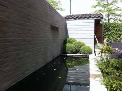 Ontwerpen van een design tuin in Dongen.  elementen schellevis betontegels 200x100x10 rvs waterval